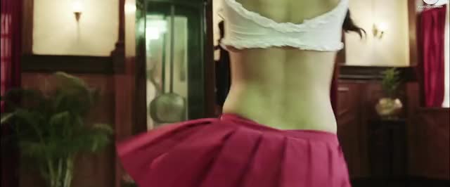 Surveen Chawla gyrating to "Tu Mujhe Nichod De"