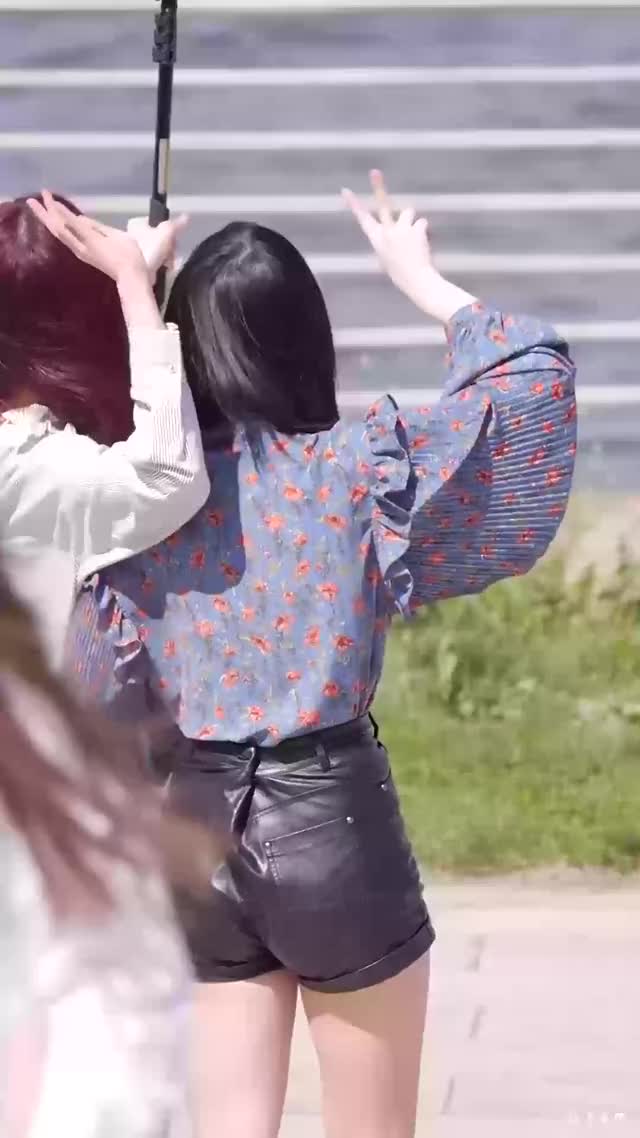 eunha + yuju butts 1