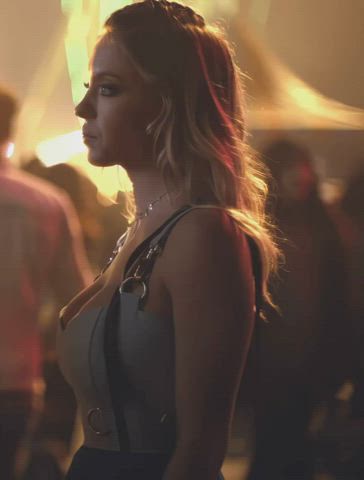 big tits blonde boobs busty celebrity huge tits sydney sweeney tits gif