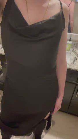 No panties ✅ Sexy dress ✅ Ass shaking ✅