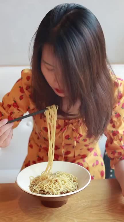 The correct way to eat your ramen noodle