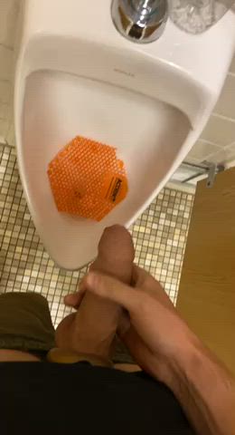 Just a little urinal bate 💦