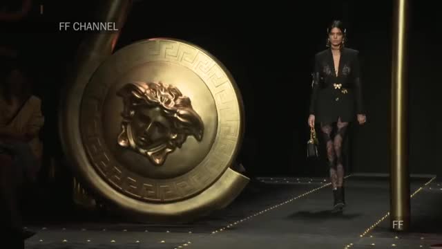 Kendall Jenner Versace | Fall Winter 2019/2020 Full Fashion Show | Exclusive