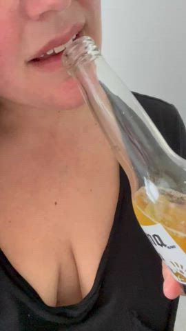 A cold beer and some bouncing boobs😘🍻