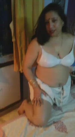 EXTREMELY HORNY BHABHI SHOWING HER TITS AND FINGERING PUSSY[LINK IN COMMENT] ??