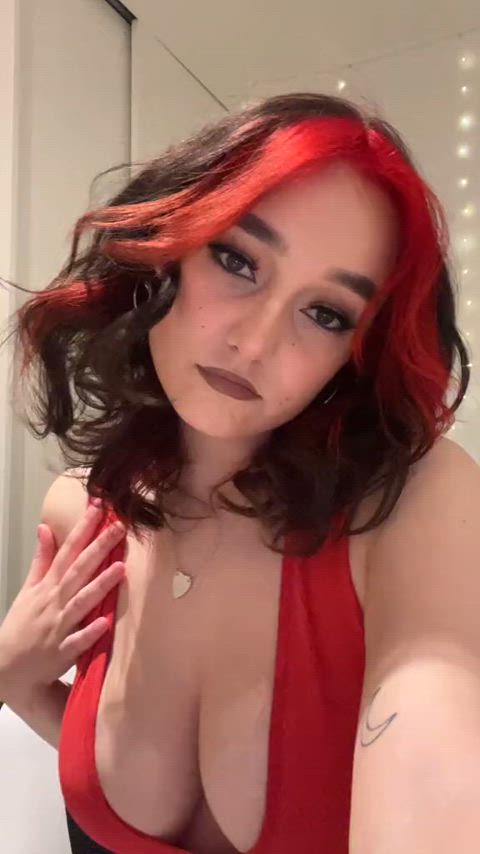 Nice titties in red top