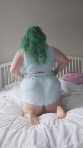 (◔◡◔) Can I get one spanking please?
