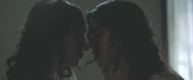 Margaret Qualley, Rebecca Dayan Sexy Lesbian Kiss – Novitiate