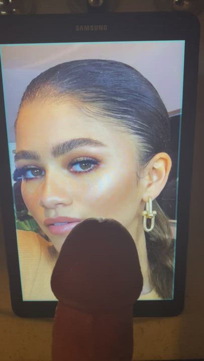 Zendaya is a very pretty cum target