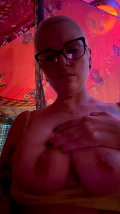 amateur big tits bruise girls-with-glasses hotwife-lifestyle just-boobs gif