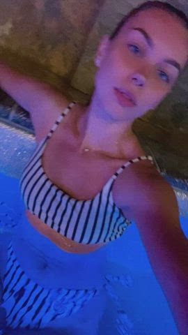 💋 Your little babe in the pool... I'm only wearing one swimsuit 😀💕