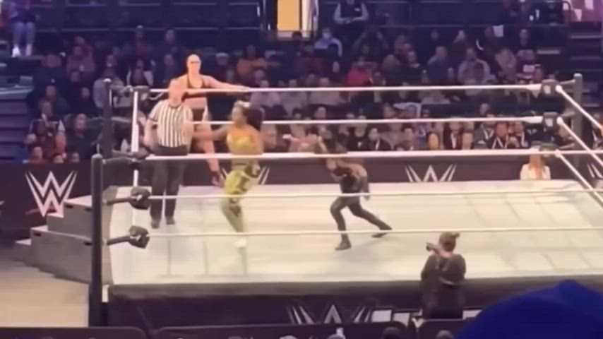 Naomi vs Sonya