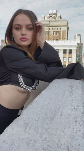 joey king natural tits underboob gif