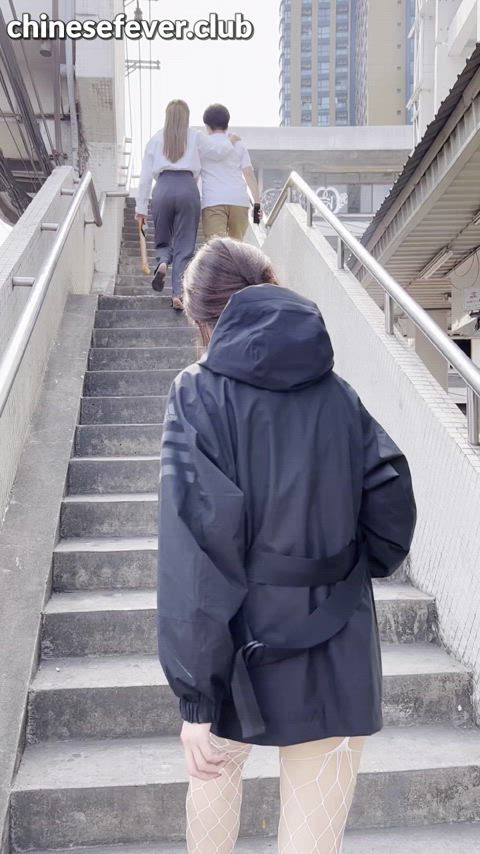 阿朱 flashing on a subway overpass