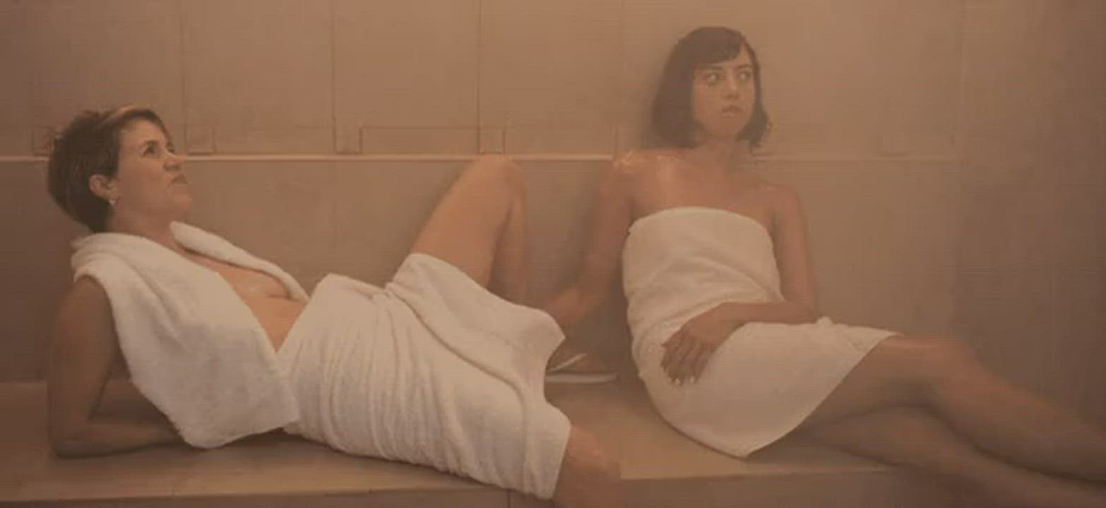 Aubrey Plaza fingering Alice Wetterlund