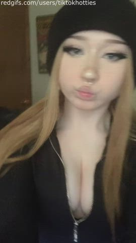 18 years old cleavage freckles non-nude pretty sfw teen tiktok r/tiktits gif