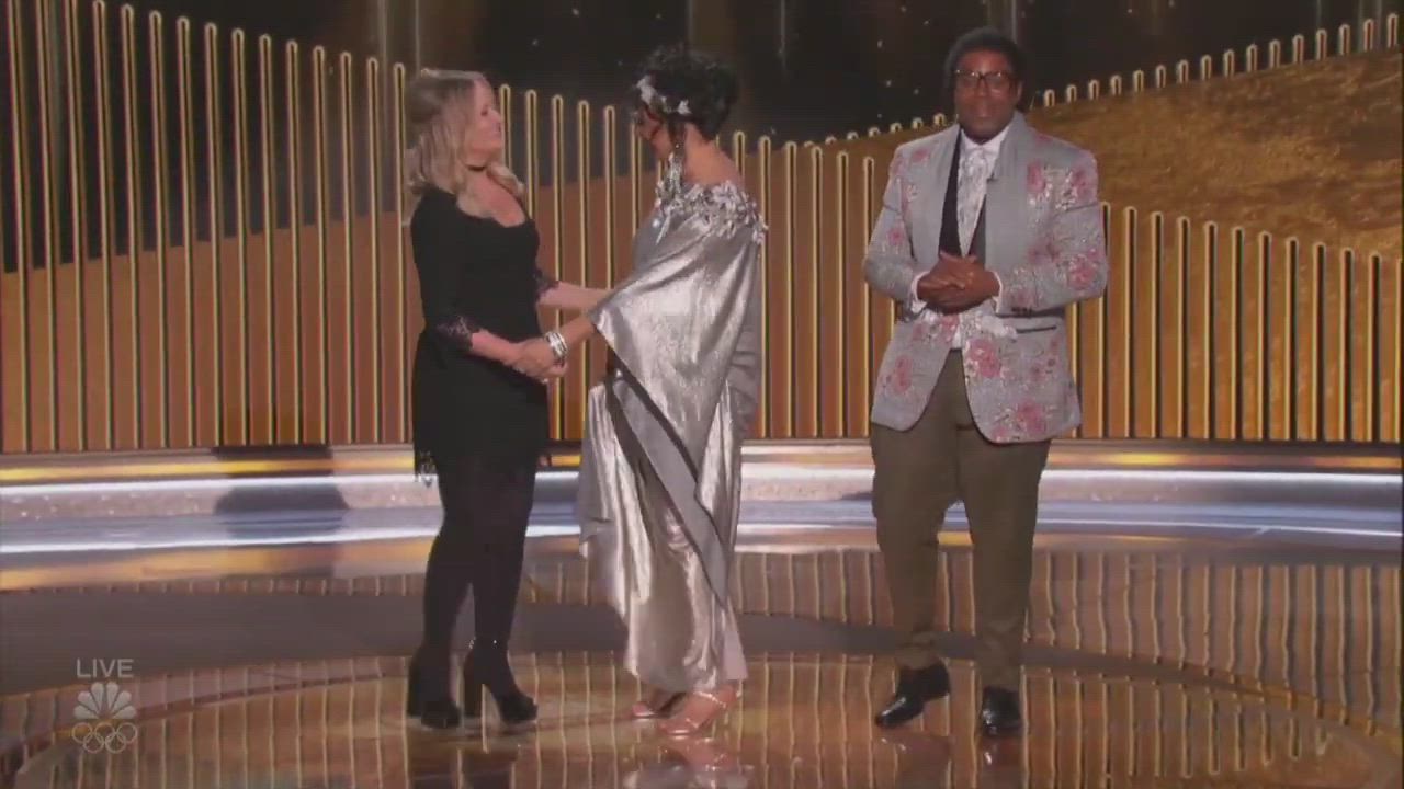 Amy Poehler Grabbing Groping Maya Rudolph gif