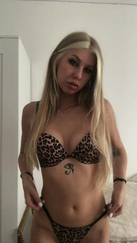 blonde onlyfans petite cam-girls gif