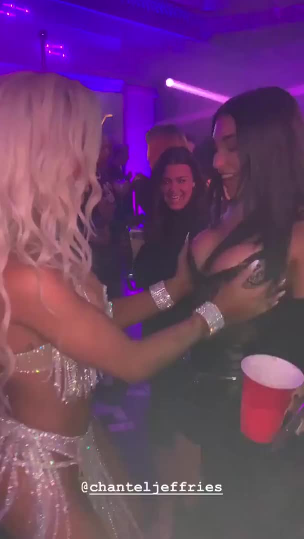 Shaking her tits with Nikita Dragun ??