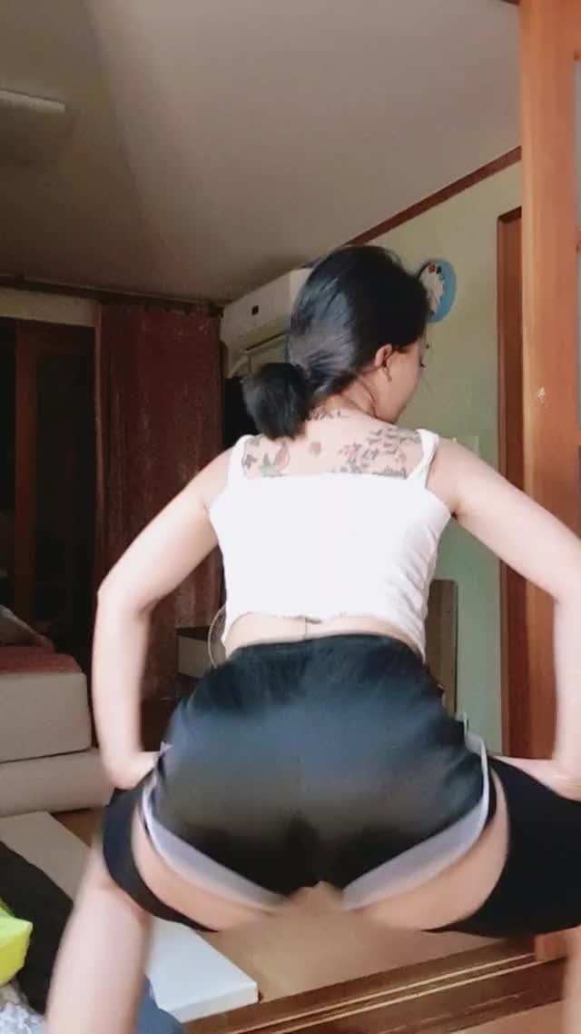 Asian Twerk Queen?