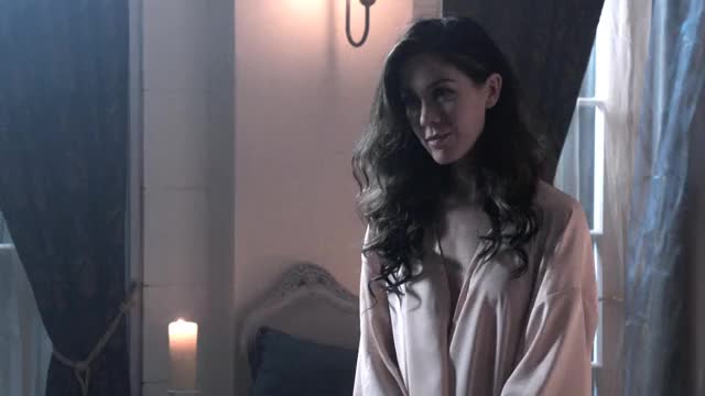 Roxanne McKee in Dominion [S1E2]-2014