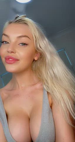 18 Years Old Australian Big Tits Blonde Boobs OnlyFans Teen TikTok gif