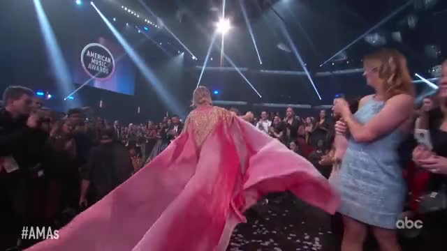 Taylor Swift 2019 AMA Hug