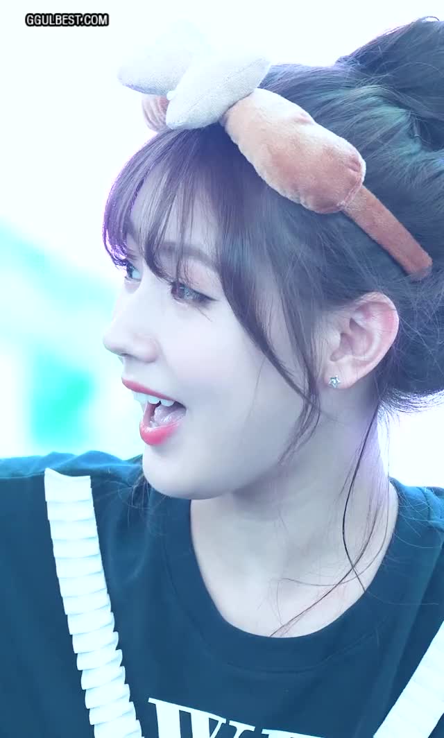 (G)I-DLE MIYEON Fan Signing Close Up.gif