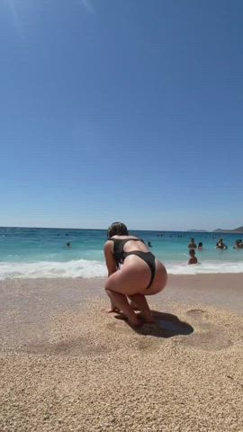 Twerking on the beach 🥵