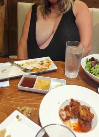 wifey flashing at dinner 😜