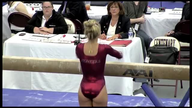 Blonde PAWG Gymnast with VERY jiggly ass.