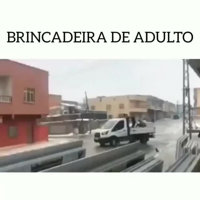 adulto-brincando