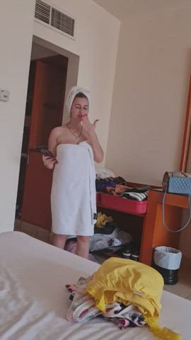 Do you think the towel fits tight ?