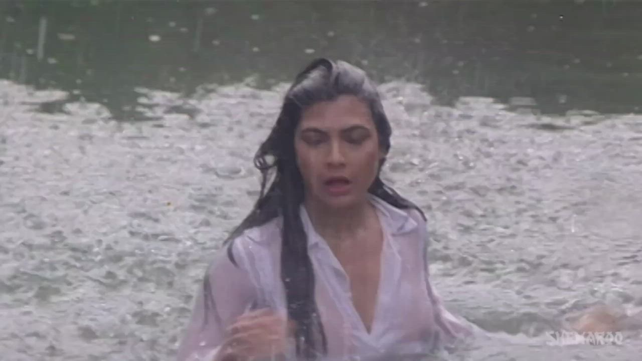 Kimi Katkar wet boob show