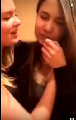 GirlsKissing Lesbians