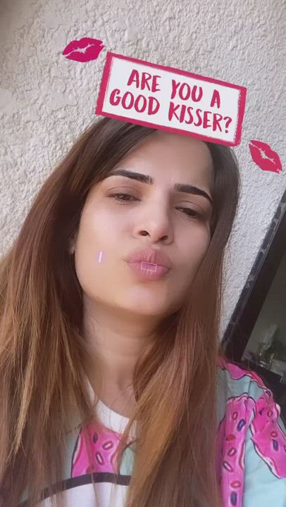 Who want to kiss her 💋
