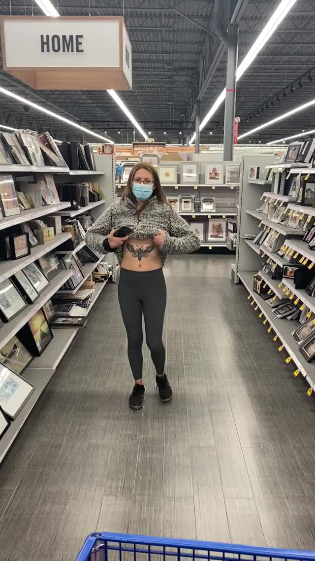 First time public flashing at the store ? how’d I do ❤️ [F]
