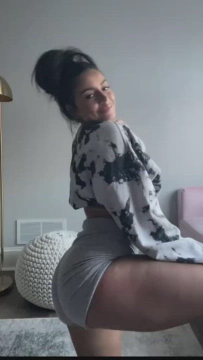 Latina Shaking Ass in Yoga Shorts