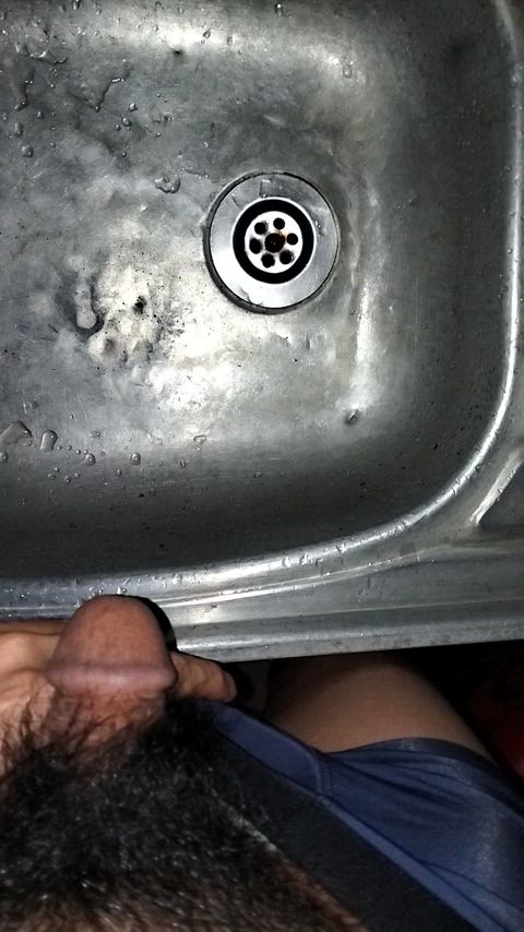 Who else love pissing in the kitchen sink?