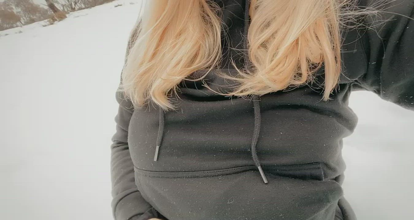 Who wants to fuck my wife in the snow? ?