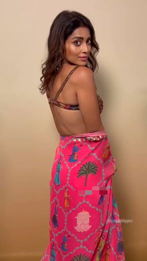 Fit MILF Shriya Saran flaunting her back 