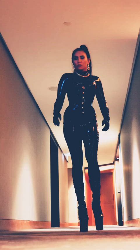 You leave your Hotel room and see me in full latex, what's your reaction?!