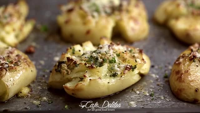 Crispy Garlic Butter Parmesan Smashed Potatoes