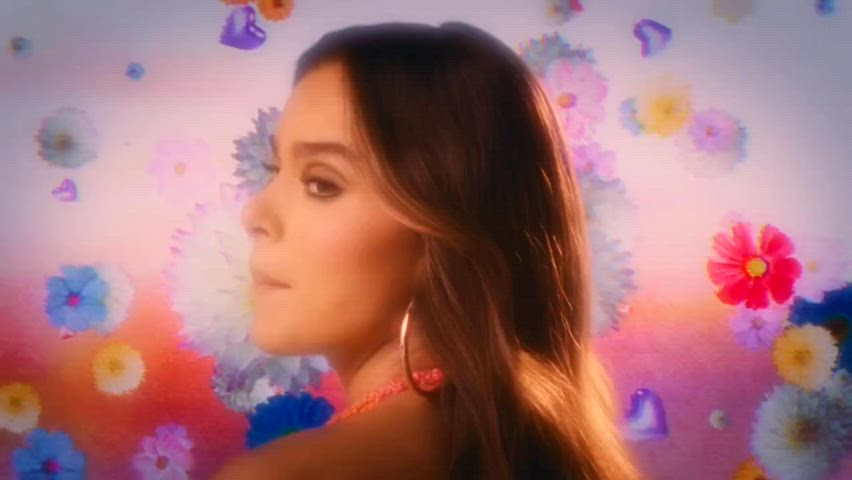 hailee steinfeld sexy sexy voice gif