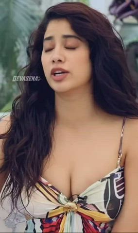 Janhvi Kapoor showing off that cleavage, making us even more horny for her!