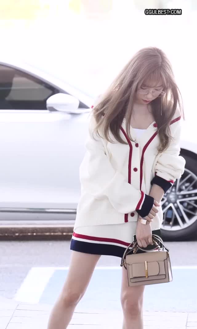 출국 하는 태연 점점 어려지는 미모 (TAEYEON).gif