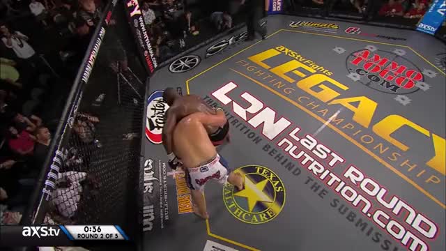 Derrick Lewis KOs Jared Rosholt