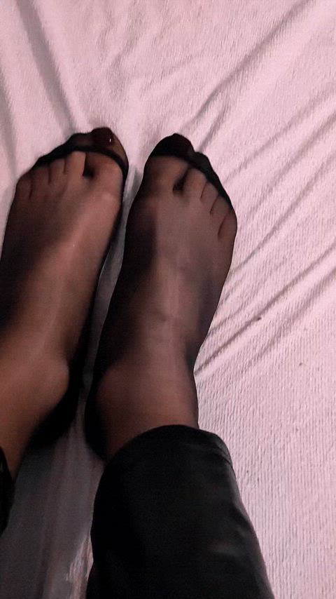 Do I have nice feet?💋