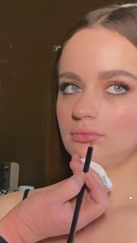 Cleavage Joey King Lips gif