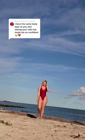 Thick Blonde Walking In Bikini 👙 😗